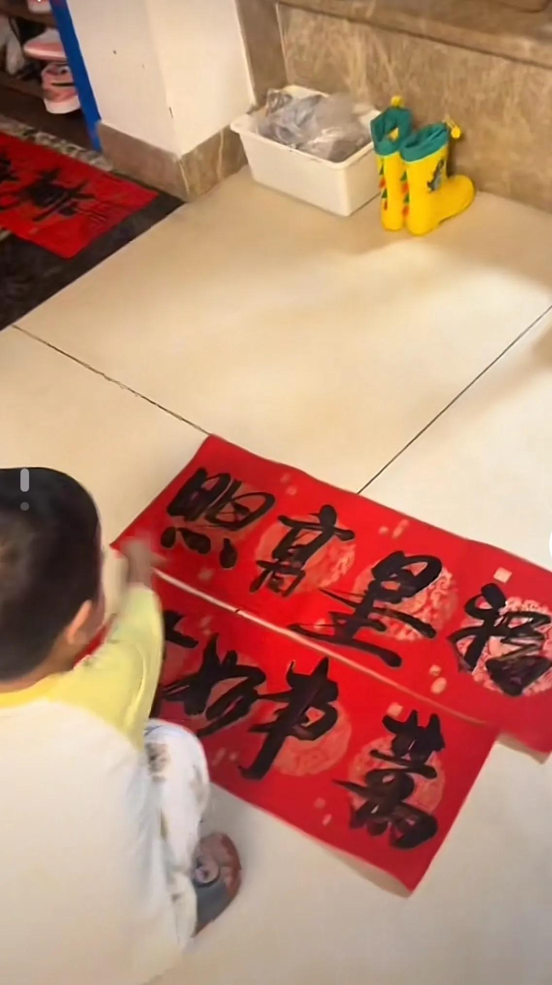 2歲11個月萌娃書寫對聯行云流水